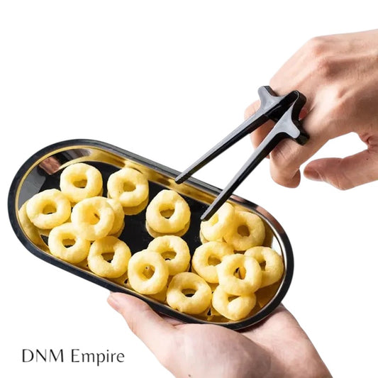 Njut av dina favorit-snacks utan kladdiga fingrar med dessa praktiska fingerpinnar! Perfekta för gaming, filmkvällar eller när du inte vill bli kladdig. De små klämmorna gör det enkelt att äta chips, ostbågar och andra godsaker
