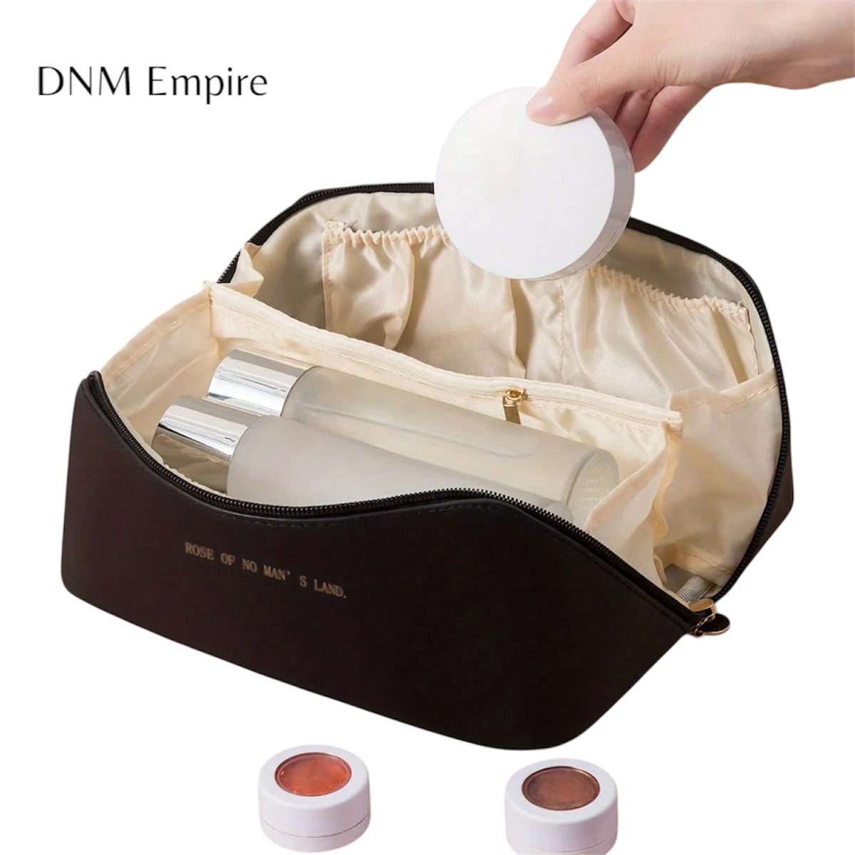 Organisera ditt smink med stil – var du än är!
Denna lyxiga smink- och necessärväska håller ordning på dina favoritprodukter, oavsett om du är hemma eller på resande fot. Elegant design, rymliga fack och säker dra