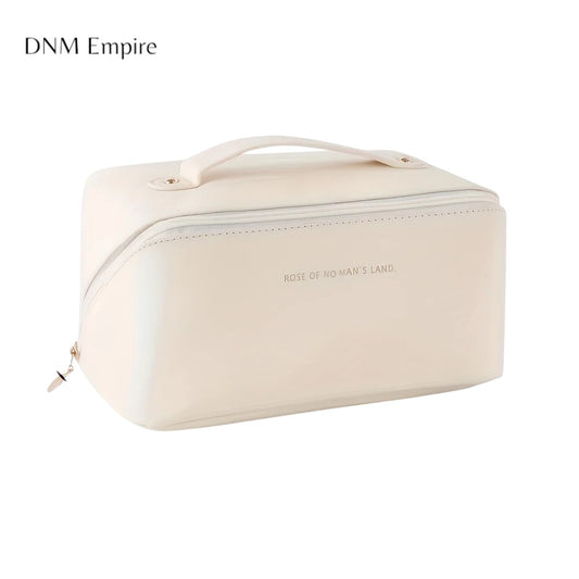 Organisera ditt smink med stil – var du än är!
Denna lyxiga smink- och necessärväska håller ordning på dina favoritprodukter, oavsett om du är hemma eller på resande fot. Elegant design, rymliga fack och säker dra