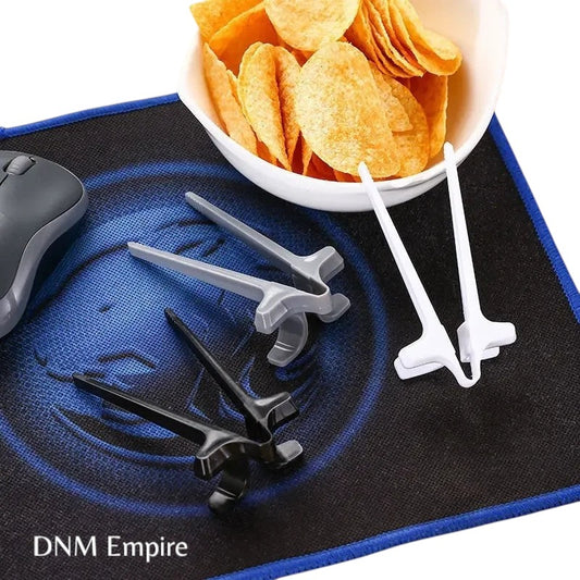 Njut av dina favorit-snacks utan kladdiga fingrar med dessa praktiska fingerpinnar! Perfekta för gaming, filmkvällar eller när du inte vill bli kladdig. De små klämmorna gör det enkelt att äta chips, ostbågar och andra godsaker