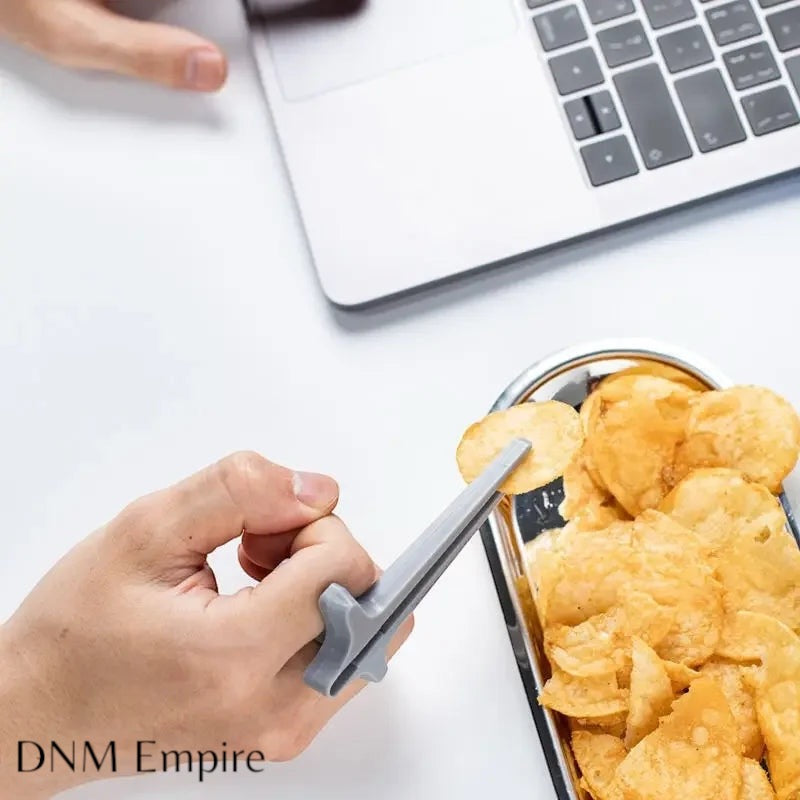 Njut av dina favorit-snacks utan kladdiga fingrar med dessa praktiska fingerpinnar! Perfekta för gaming, filmkvällar eller när du inte vill bli kladdig. De små klämmorna gör det enkelt att äta chips, ostbågar och andra godsaker
