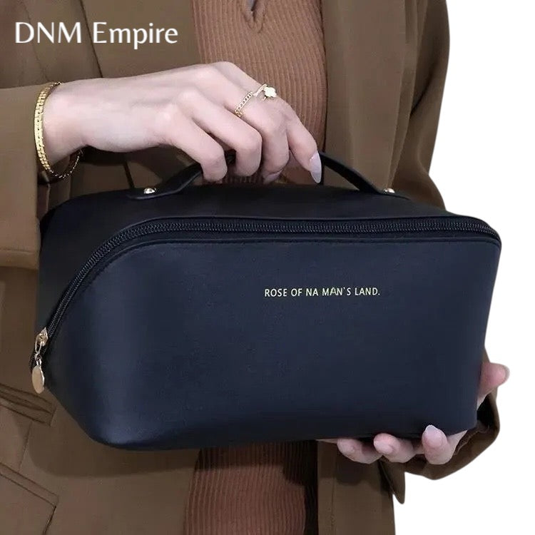 Organisera ditt smink med stil – var du än är!
Denna lyxiga smink- och necessärväska håller ordning på dina favoritprodukter, oavsett om du är hemma eller på resande fot. Elegant design, rymliga fack och säker dra