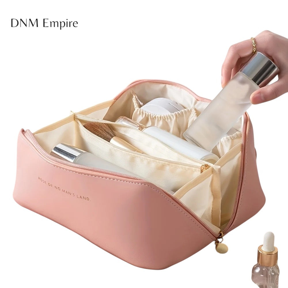 Organisera ditt smink med stil – var du än är!
Denna lyxiga smink- och necessärväska håller ordning på dina favoritprodukter, oavsett om du är hemma eller på resande fot. Elegant design, rymliga fack och säker dra