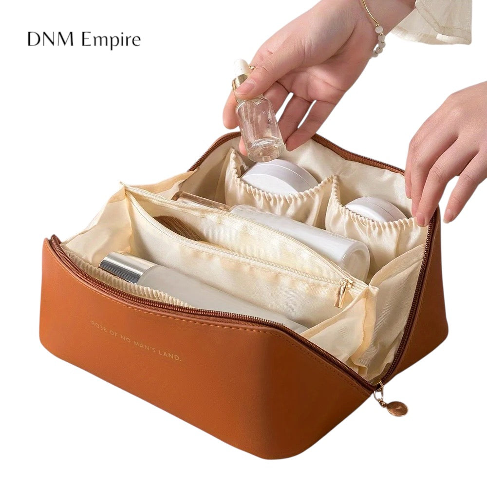 Organisera ditt smink med stil – var du än är!
Denna lyxiga smink- och necessärväska håller ordning på dina favoritprodukter, oavsett om du är hemma eller på resande fot. Elegant design, rymliga fack och säker dra