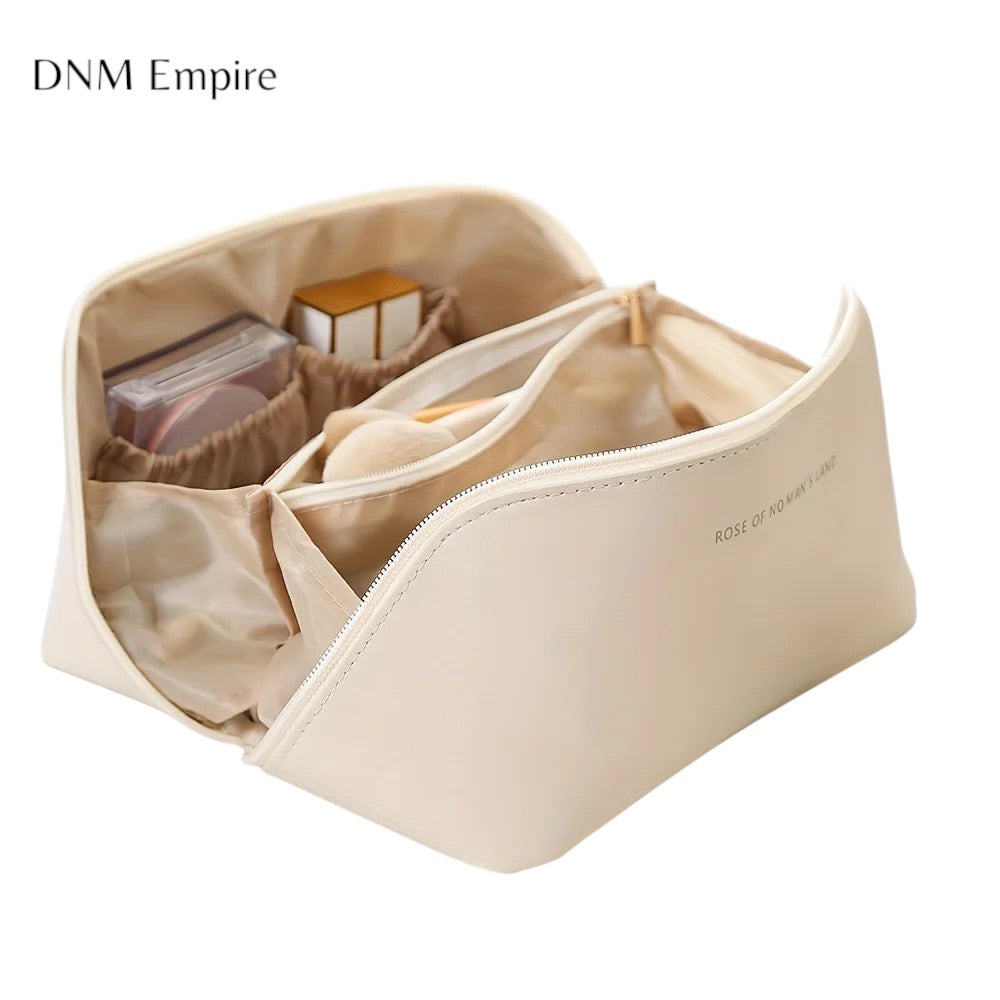 Organisera ditt smink med stil – var du än är!
Denna lyxiga smink- och necessärväska håller ordning på dina favoritprodukter, oavsett om du är hemma eller på resande fot. Elegant design, rymliga fack och säker dra