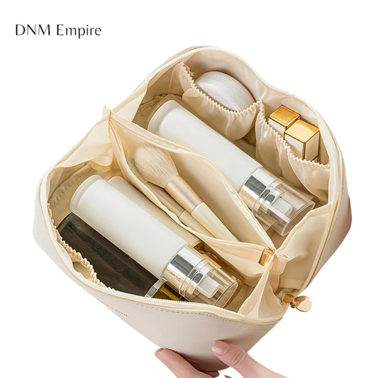 Organisera ditt smink med stil – var du än är!
Denna lyxiga smink- och necessärväska håller ordning på dina favoritprodukter, oavsett om du är hemma eller på resande fot. Elegant design, rymliga fack och säker dra